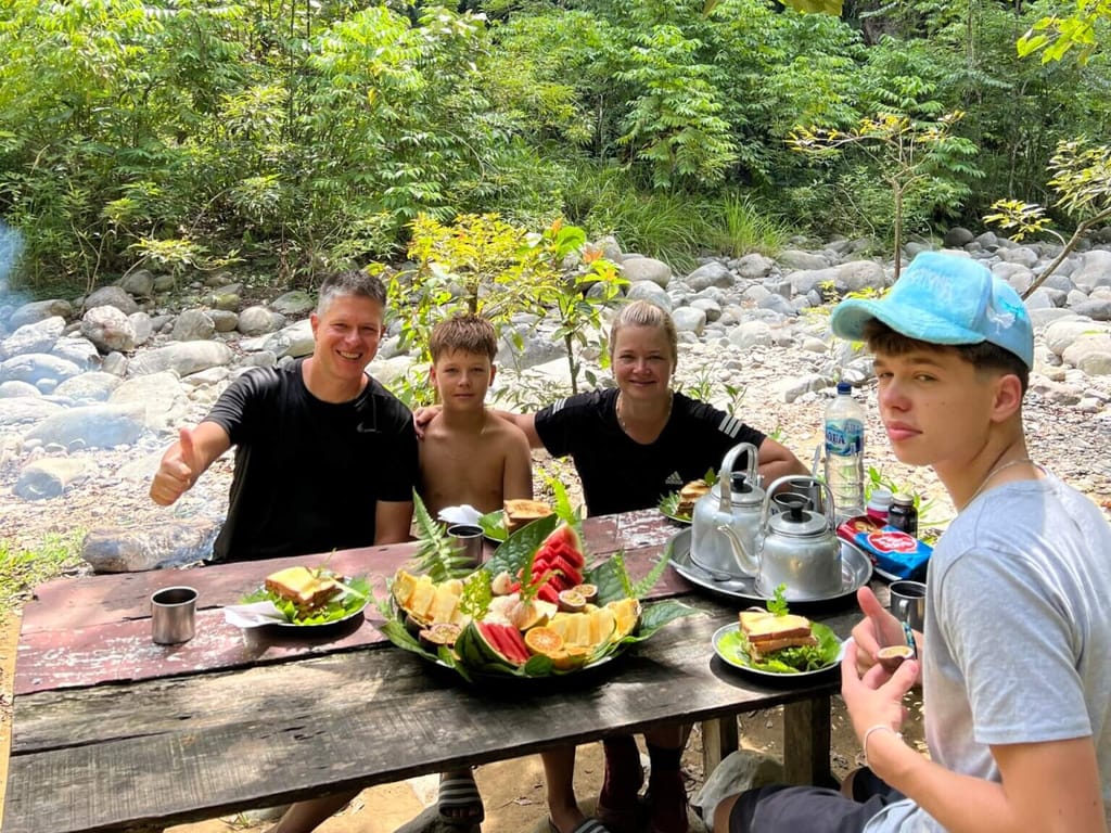 Lenka, Petr, Dominik a Adam na Sumatře