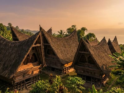 Tradiční batacké domy s loďkovitými střechami
