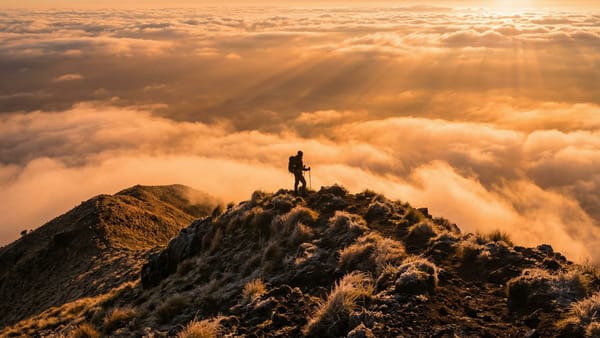 Východ slunce nad mořem mraků z vrcholu vulkánu Kerinci