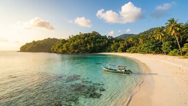 Tropický ostrov Pulau Weh s tyrkysovou vodou a tradičním člunem