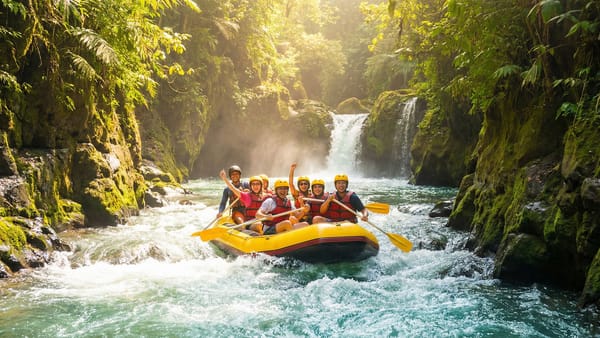 Rafting na řece Nimanga tropickým pralesem