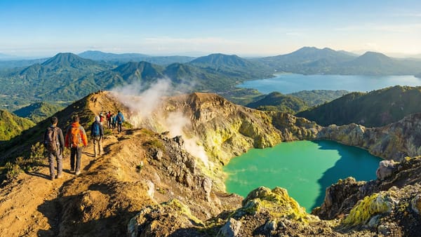 Kráter sopky Mahawu s kyselým jezírkem