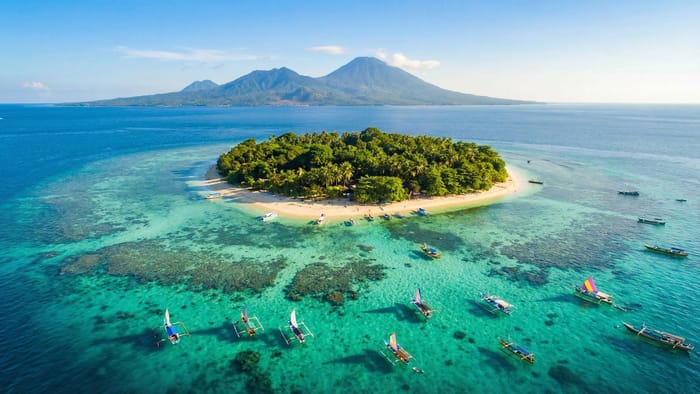 Letecký pohled na ostrov Bunaken v severním Sulawesi