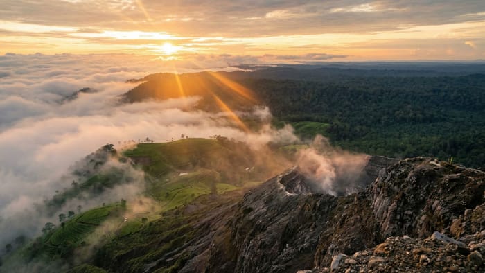 Východ slunce nad mořem mraků z vrcholu vulkánu na Sumatře