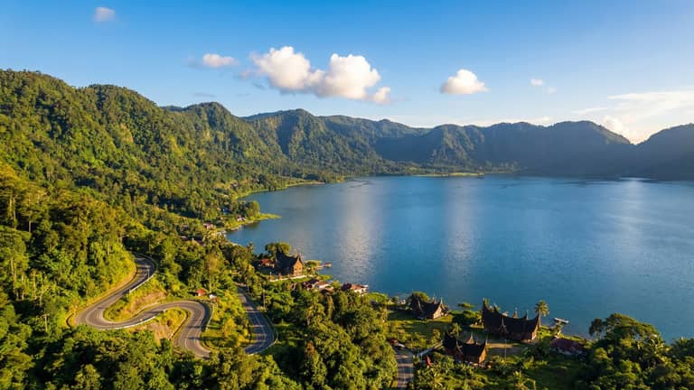 Danau Maninjau — kráterové jezero za 44 serpentinami