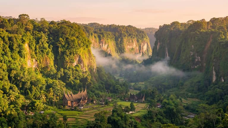 Kaňon Sianok — ranní mlha pod stěnami u Bukittinggi