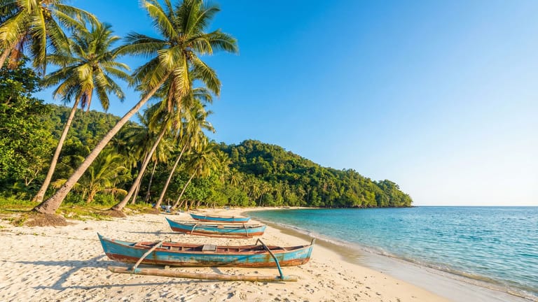 Pláž Pulisan na severním pobřeží Sulawesi