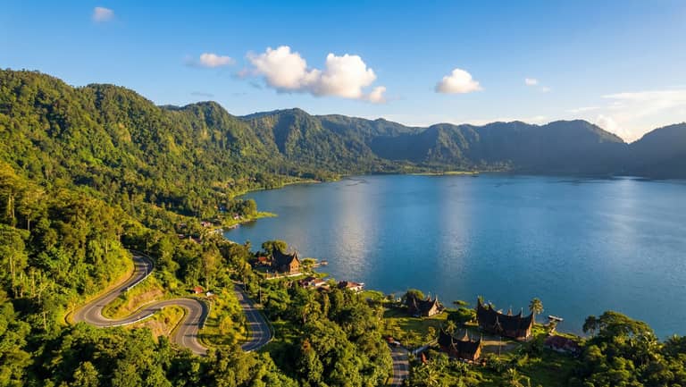 Danau Maninjau — kráterové jezero za 44 serpentinami