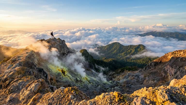 Gunung Sibayak — výstup na aktivní vulkán u Berastagi