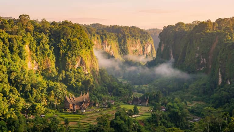 Kaňon Sianok — ranní mlha pod stěnami u Bukittinggi
