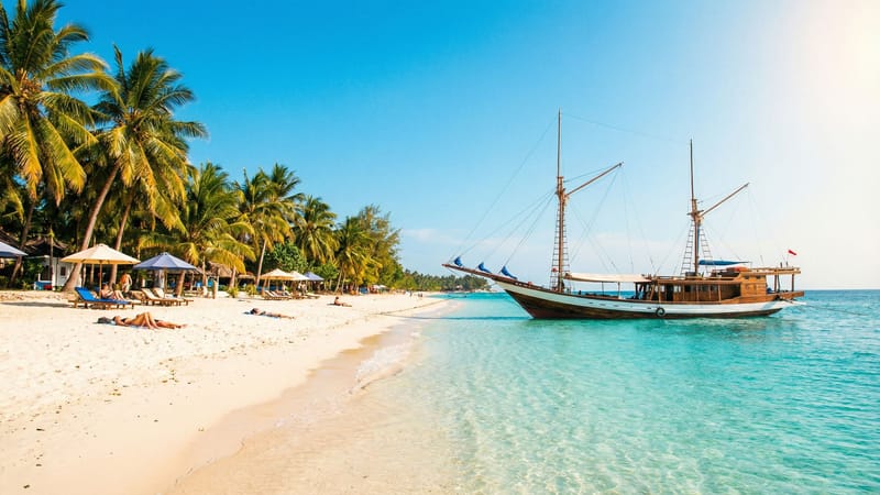 Bílá pláž Bira na jižním Sulawesi