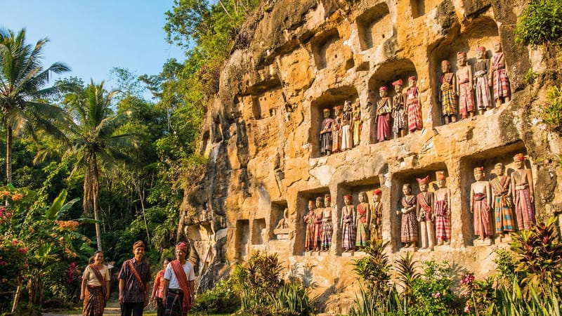 Skalní hrobky s figurami Tau Tau v Tana Toraja