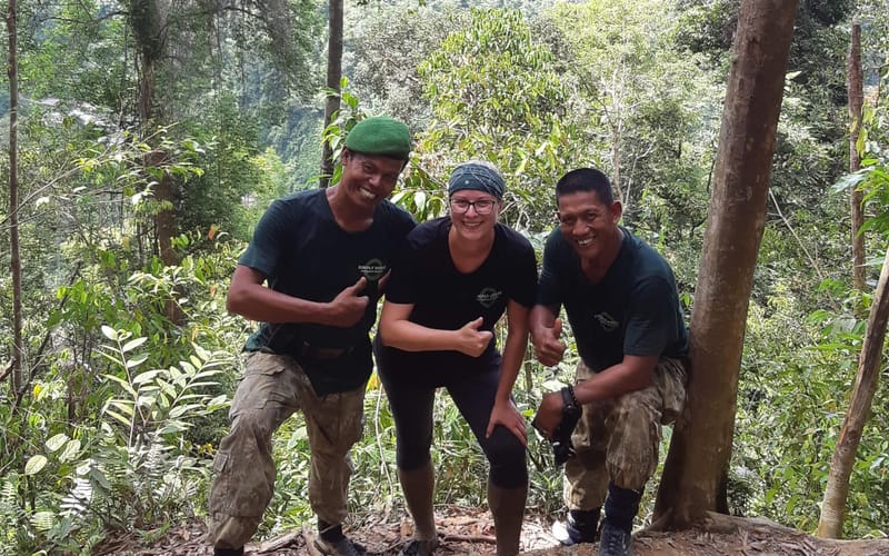 Cestovatelka s průvodci v džungli na Sumatře