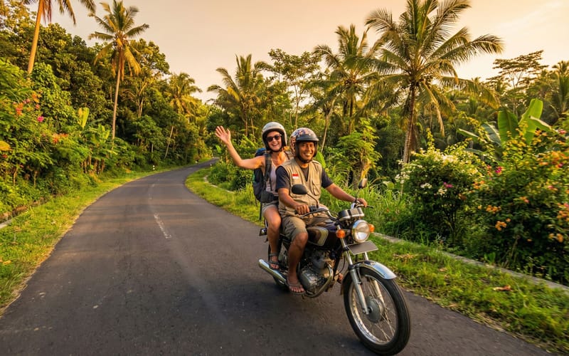 Průvodce s cestovatelem na motorce na indonéské silnici