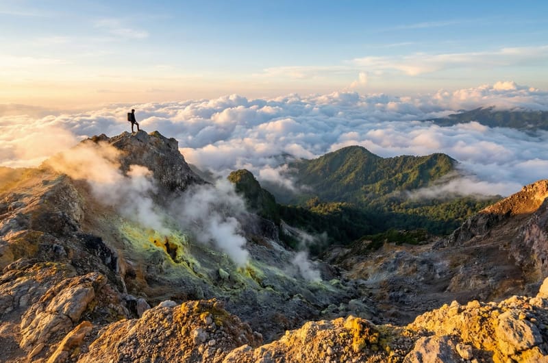 Kráter vulkánu Sibayak s fumarolami a sírovými usazeninami při východu slunce